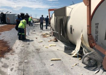 Se vuelca trailer cargado con Tequila