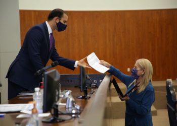 Hasta seis años de prisión a quien, teniendo la custodia, retenga y oculte menores