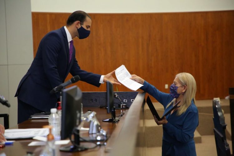 Hasta seis años de prisión a quien, teniendo la custodia, retenga y oculte menores