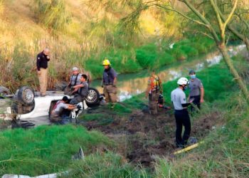 Muere guardia de seguridad al caer con auto a canal en Matamoros