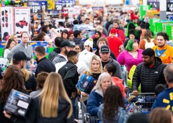 Se adelantan empresas al Black Friday con descuentos del 60%