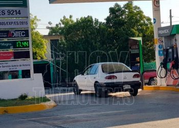 Huyen sin pagar la gasolina e intentan atropellar a despachadora en Reynosa