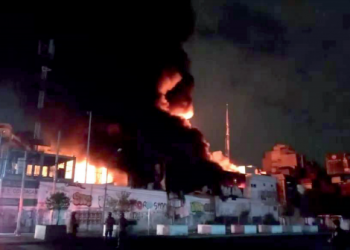 Fuerte incendio en subestación de CFE en la cd de México