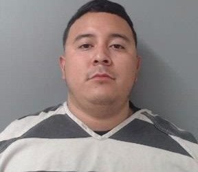 Arrestan a policía, tras quedarse dormido y ebrio en su camioneta