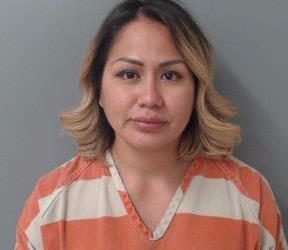 Arrestan a empleada municipal por falsificar títulos universitarios