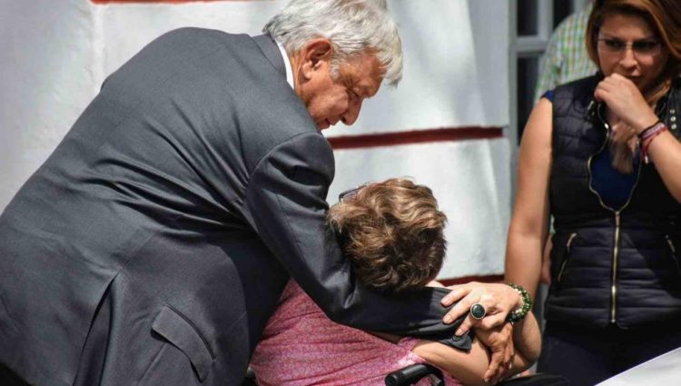 Se fue tranquila, dice AMLO sobre fallecimiento de su hermana