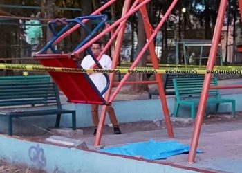 Muere menor tras caer de columpio