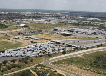 “¡Estamos solos!”, dicen traileros ante el lento cruce de carga