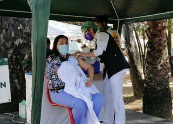 Vacunan a los primeros tamaulipecos contra covid-19