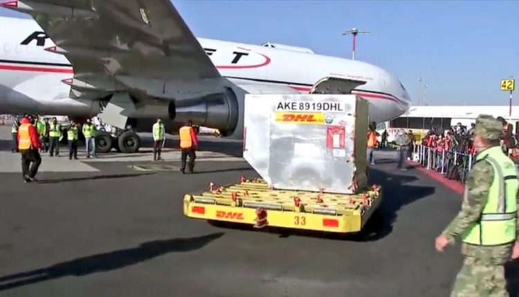 Llega el segundo avión con 42 mil 900 vacunas contra covid