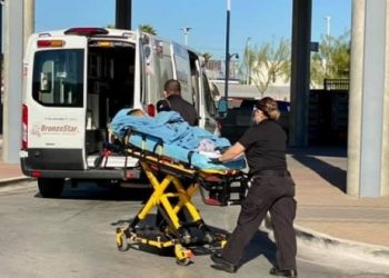 Transportan a hospital Shriners a niño neolaredense quemado por “cuetes”