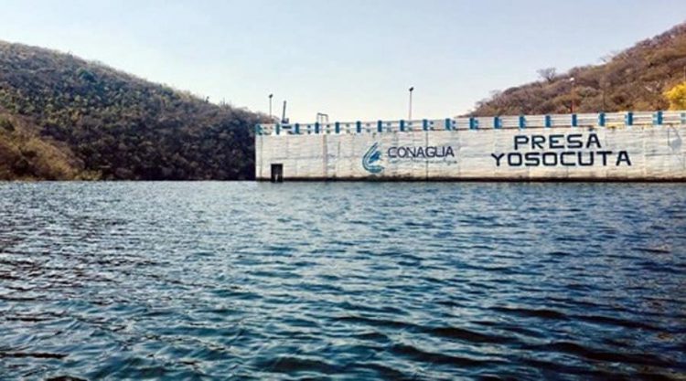 Hombre asesina a su pareja en Oaxaca e intenta arrojar el cuerpo a una presa