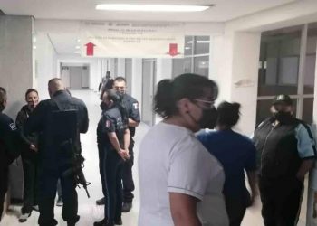 Buscan llevarse cuerpo de familiar muerto por covid; médicos lo impiden