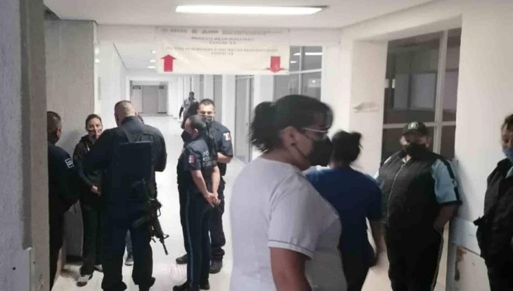 Buscan llevarse cuerpo de familiar muerto por covid; médicos lo impiden