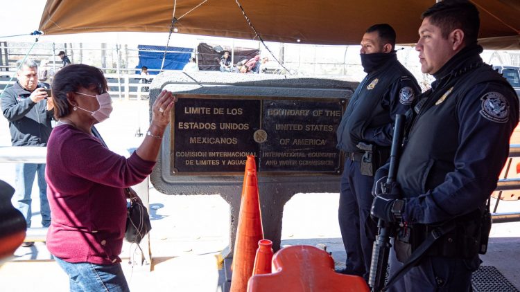 Extienden restricciones a los viajes no esenciales hasta enero 2021