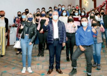 Motiva Chava Rosas a universitarios a no desistir de sus sueños