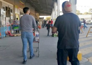 Les vale la pandemia y se apilan afuera de comercios