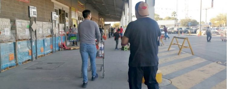 Les vale la pandemia y se apilan afuera de comercios