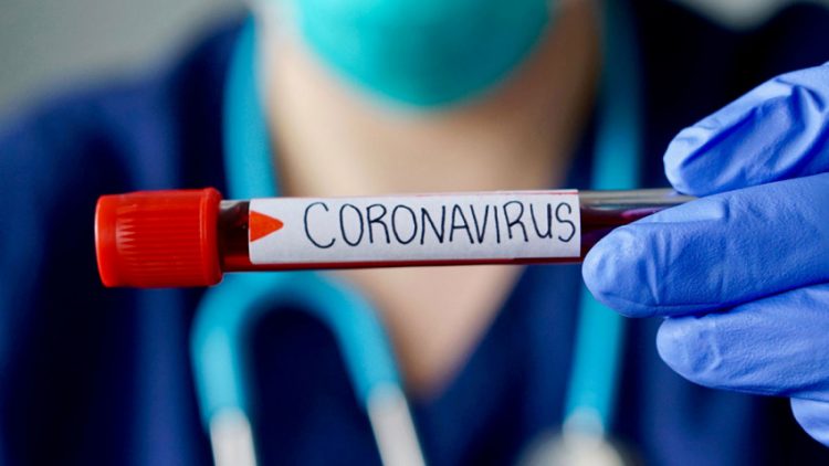 Enfrentan pandemia con déficit de médicos y enfermeras