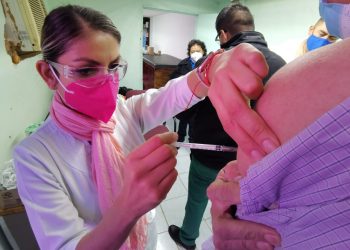 Reciben vacuna anti-influenza personal de COMAPA