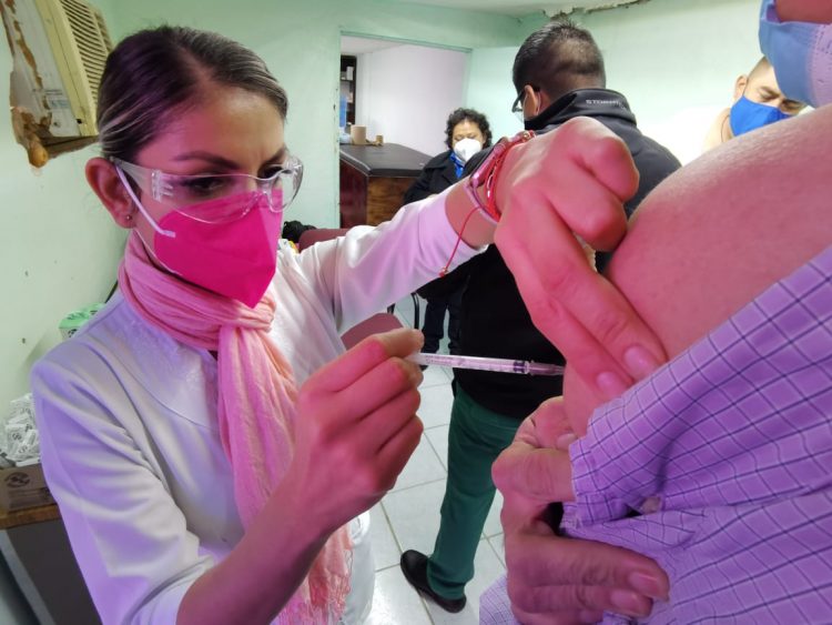 Reciben vacuna anti-influenza personal de COMAPA