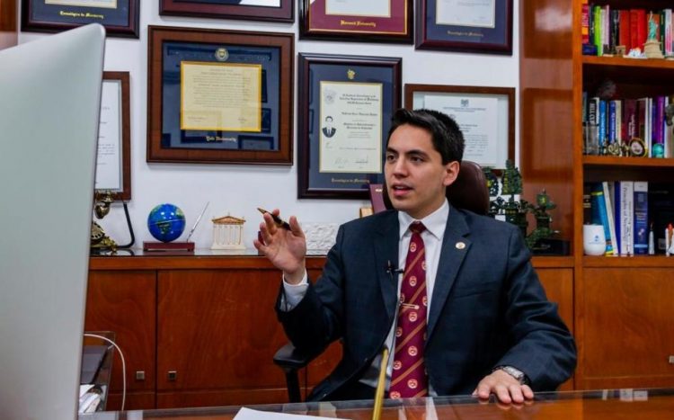 Por primera vez Harvard galardona a un mexicano