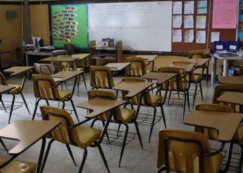 Por crisis sigue desbandada de escuelas privadas