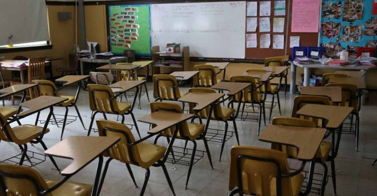 Por crisis sigue desbandada de escuelas privadas