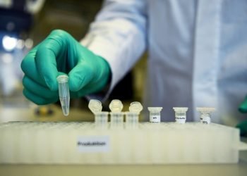 Inicia en EU vacunación masiva contra el Covid-19