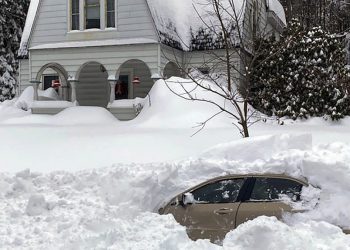 Un hombre sobrevive después de pasar 10 horas enterrado bajo la nieve