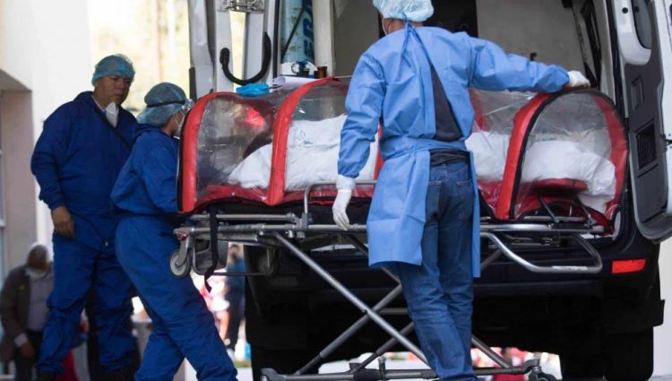 Reclutan hasta pasantes ante saturación hospitalaria por covid en CDMX