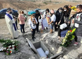 Religiosas adoptan, bautizan y dan sepultura a niña hallada en hielera