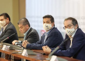 ‘Tardío y engañoso’ anuncio sobre vacunas; dice gobernador