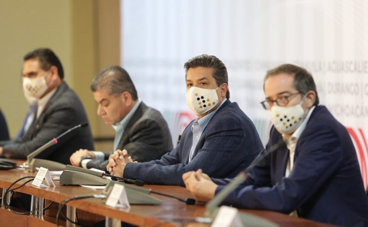 ‘Tardío y engañoso’ anuncio sobre vacunas; dice gobernador