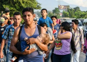 En autobuses, Guatemala envía migrantes de vuelta a Honduras
