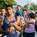 En autobuses, Guatemala envía migrantes de vuelta a Honduras