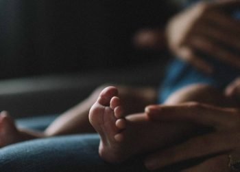 Madre adolescente intentó vender a su hija recién nacida