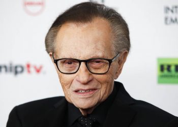 Retiran de cuidados intensivos a Larry King, quien lucha contra el Covid-19