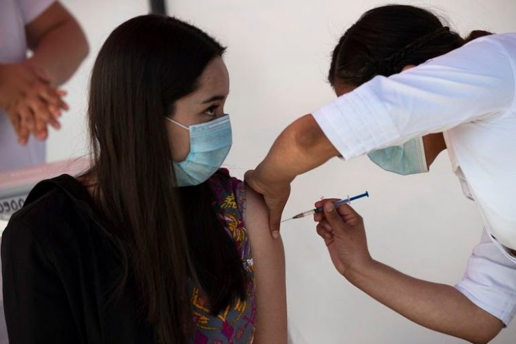 Una doctora en México sufre reacciones graves tras recibir la vacuna de Pfizer
