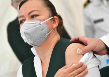 Karla, doctora que reaccionó a la vacuna covid, sigue en tratamiento