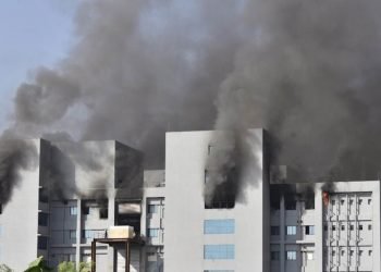 Arde fábrica de vacunas anticovid más grande de AstraZeneca; mueren 5