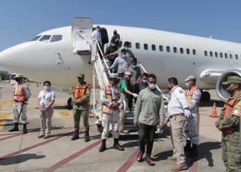 Llega a Tabasco un avión de Laredo con 57 repatriados