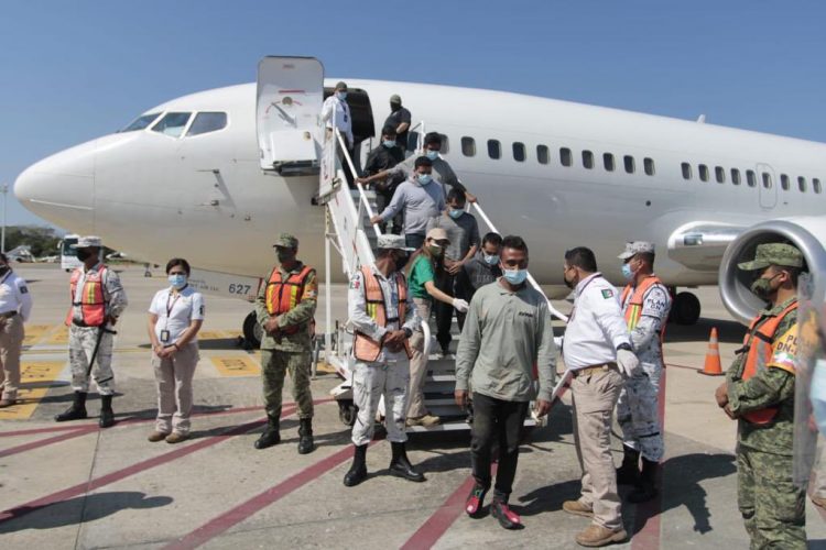 Llega a Tabasco un avión de Laredo con 57 repatriados