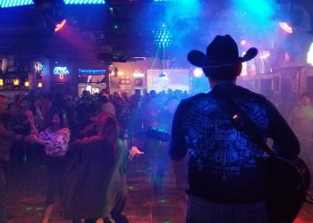 Serán clausurados cuatro bares más