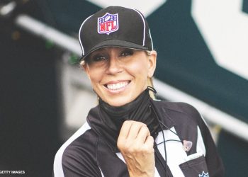 Sarah Thomas, primera jueza de línea en un partido de Playoffs