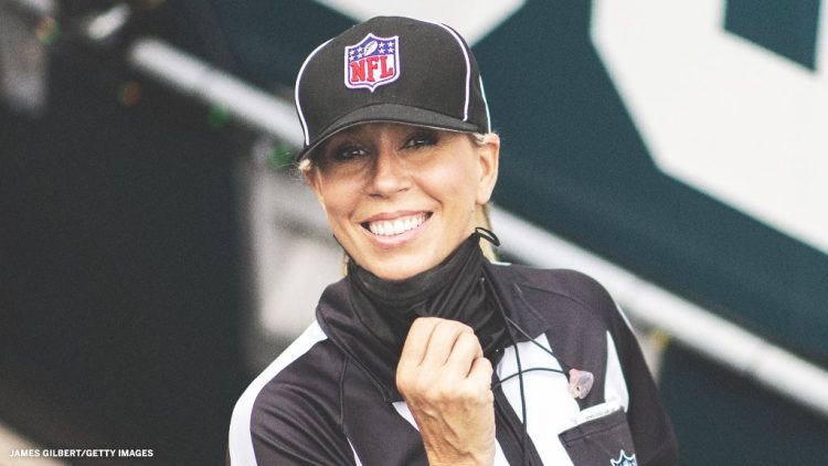 Sarah Thomas, primera jueza de línea en un partido de Playoffs