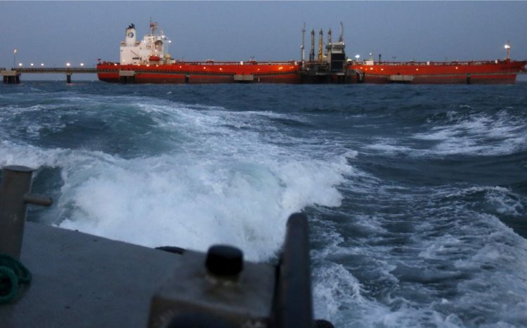 Petróleo sube tras inesperado recorte de producción de Arabia Saudita