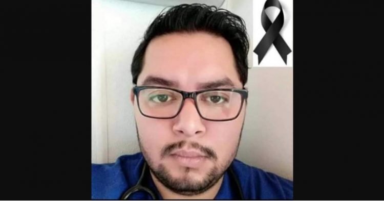 Hospital de Ecatepec niega que pasante de medicina murió de covid, luego Salud lo contradice