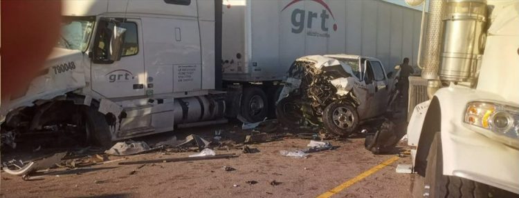 3 muertos y múltiples heridos en carambola provocada por incendio en zacatales, cerca de Cotulla