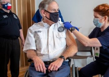 Incumple Abbott su promesa de vacunar a un millón de texanos